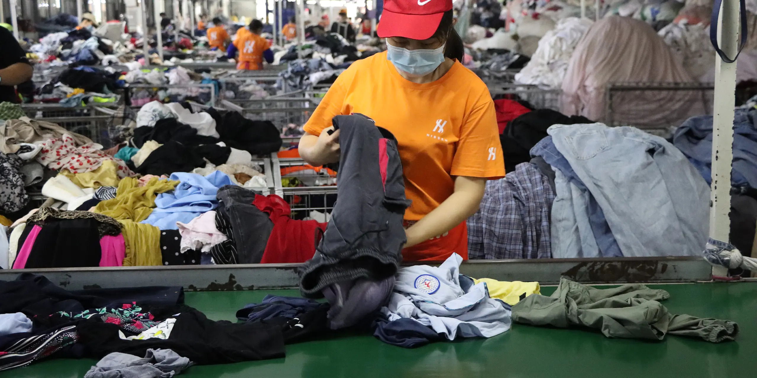 海森员工在分拣线上检查可再次流通的商品