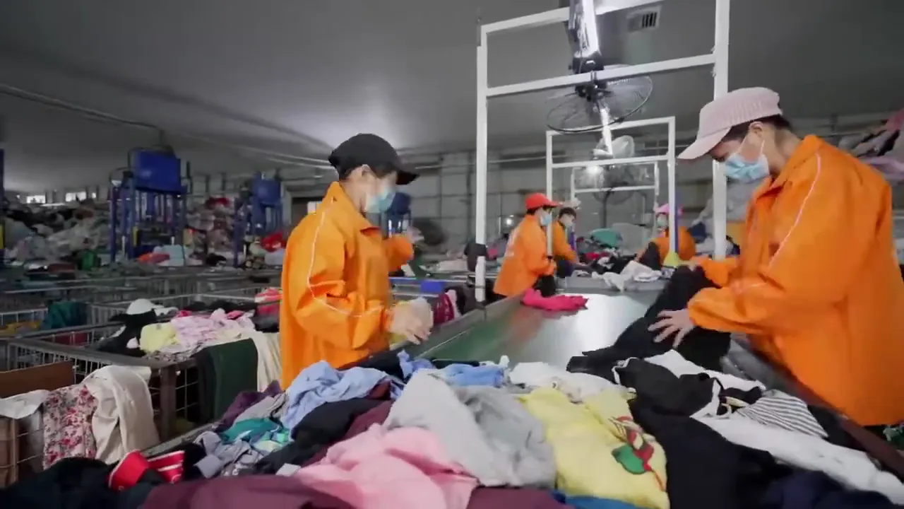 走进海森二手服装工厂